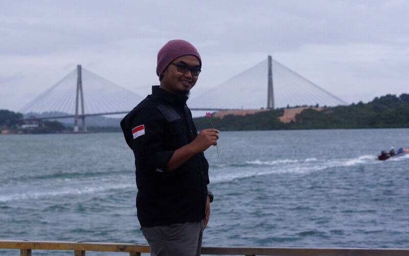 Warga Batam berfoto dengan latar Ikon Pariwisata Batam (Jembatan 1 Barelang). - Bisnis/Bobi Bani.
