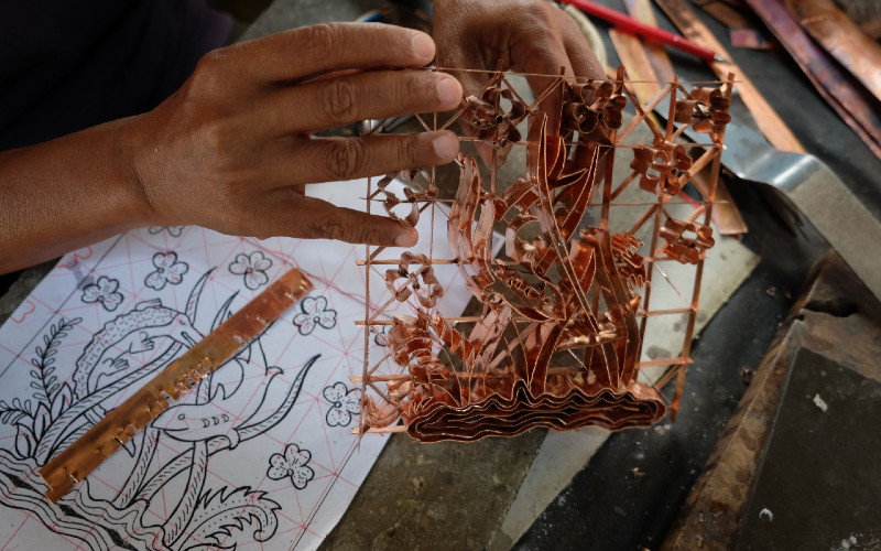 Pekerja membuat alat cap batik di Sondakan, Laweyan, Solo, Jawa Tengah, Rabu (26/8 - 2020). Alat cap batik berbahan tembaga tersebut dijual seharga Rp300.000 hingga jutaan rupiah tergantung kualitas bahan dan tingkat kerumitan motif. ANTARA