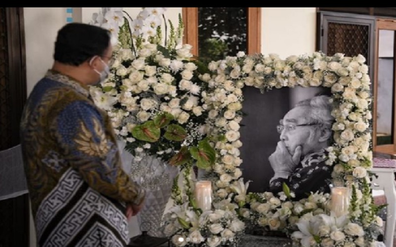Gubernur DKI Jakarta Anies Baswedan memberi penghormatan terakhir bagi mendiang Sabam Sirait, anggota DPD RI dari DKI Jakarta. - Instagram @aniesbaswedan