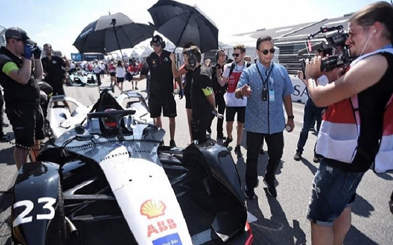 Gubernur DKI Jakarta Anies Baswedan (kanan batik biru) melihat mobil listrik di lintasan balap Formula E di Brooklyn, New York, Amerika Serikat. ANTARA/HO-Instagram - @aniesbaswedan