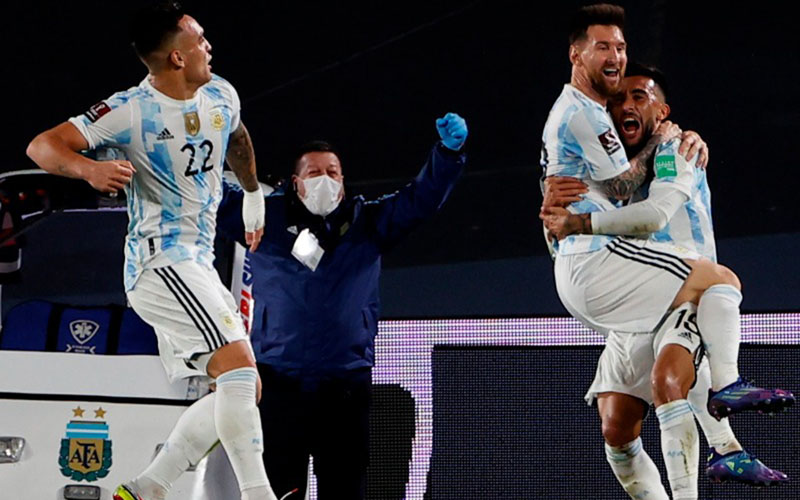Para pemain Argentina merayakan gol yang dicetak Lionel Messi (kedua kanan) ke gawang Uruguay. - Conmebol.com