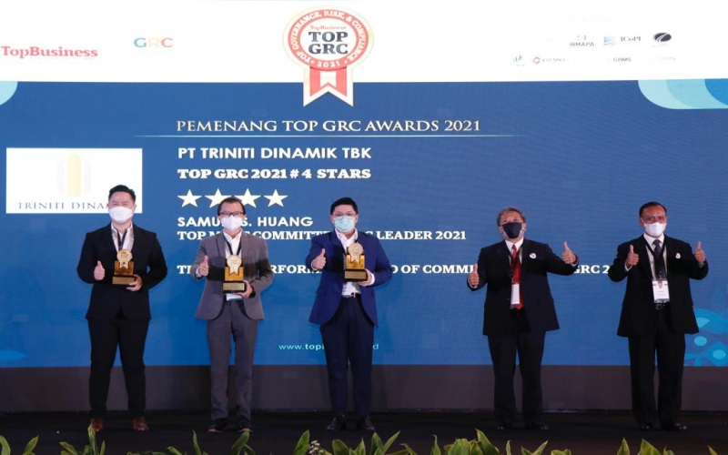 Manajemen PT Triniti Dinamik Tbk. (TRUE) saat menerima penghargaan pada ajang Top GRC Awards 2021. - Istimewa 
