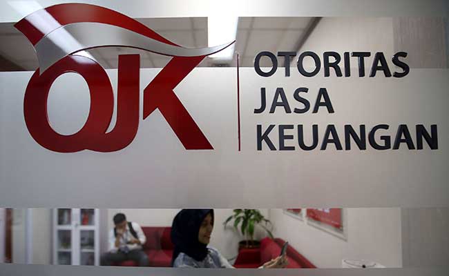 Karyawan menjawab telepon di Call Center Otoritas Jasa Keuangan (OJK) di Jakarta, Senin (30/12/2019). Bisnis - Abdullah Azzam