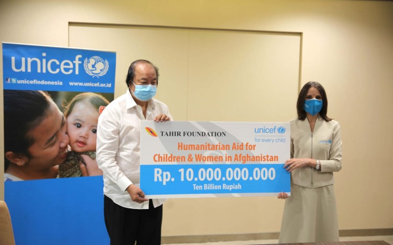 Pendiri Grup Mayapada Dato Sri Tahir menyerahkan donasi senilai Rp10 miliar (sekitar US700.000) untuk mendukung UNICEF menghadapi krisis kemanusiaan di Afghanistan - Istimewa