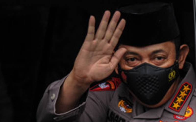 Kapolri Jenderal Pol Listyo Sigit Prabowo melambaikan tangan kepada awak media usai menjalani pertemuan dengan Pimpinan Pusat Persatuan Islam (Persis), di Bandung, Jawa Barat, Selasa (16/3/2021). - Antara/Raisan Al Farisi