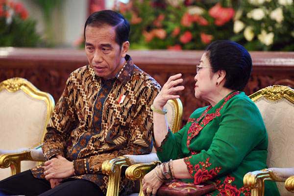 Presiden Joko Widodo (kiri) berbincang dengan dengan mantan presiden Megawati Soekarnoputri saat pembukaan Musyawarah Nasional (Munas) pertama Permabudhi Tahun 2018 di Istana Negara, Jakarta, Selasa (18/9/2018). - ANTARA/Wahyu Putro A 
