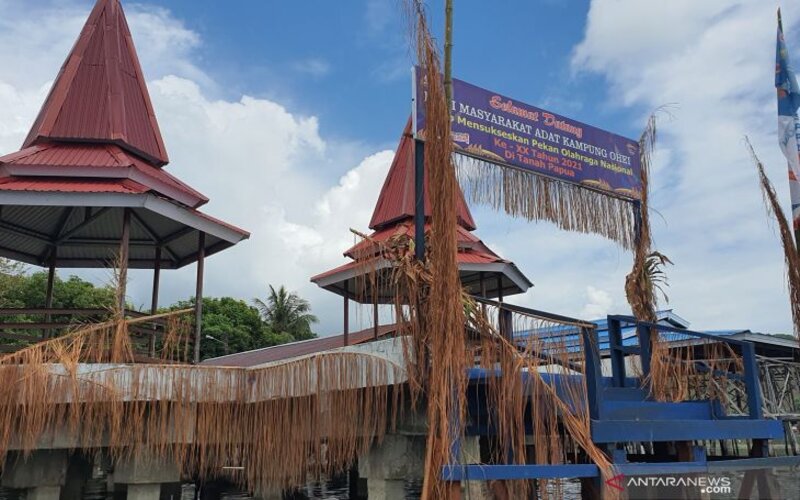 Kampung Adat Asei yang ada di tengah Danau Sentani menjadi rumah bagi para perajin kriya kulit kayu yang turut menyemarakan perhelatan PON XX Papua. - Antara/Livia Kristianti.