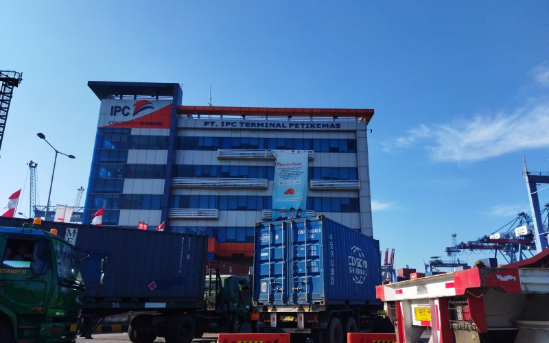 Truk kontainer bersiap menurunkan kontainer ke dalam kawasan Terminal Peti Kemas dalam kawasan Pelindo II. - Bisnis/Anggara Pernando