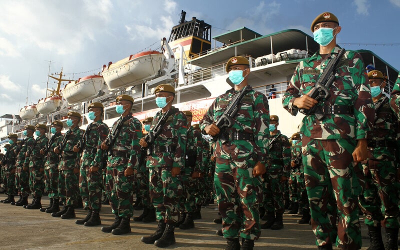 Sejumlah prajurit Komponen Cadangan (Komcad) Kodam XII/Tanjungpura mengikuti upacara pemberangkatan latihan pembulatan di Pelabuhan Dwikora, Pontianak, Kalimantan Barat. - Antara.