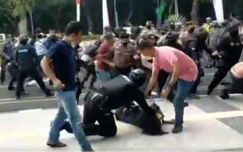Video demo mahasiswa vs aparat kepolisian saat HUT ke-389 Kabupaten Tangerang viral di media sosial - Twitter/AksiLangsung