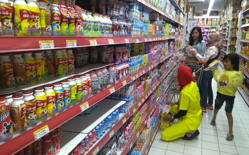 Konsumen di satu gerai supermarket di Purwokerto tengah memilih minuman dalam kemasan.  - Bisnis.com