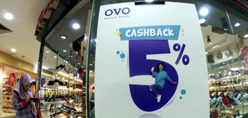 Poster promo platform pembayaran digital OVO terpampang di salah satu gerai fesyen pusat perbelanjaan di Bandung, Jawa Barat, Kamis (28/2/2019). - Bisnis/Rachman
