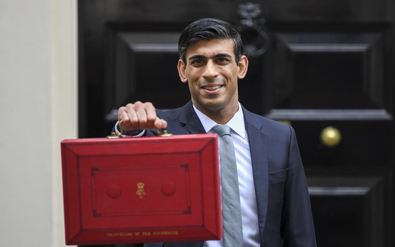 Kanselir Inggris Rishi Sunak membawa anggaran yang akan digunakan untuk menopang ekonomi Britania Raya, Rabu (11/3/2020) -  Bloomberg / Simon Dawson 