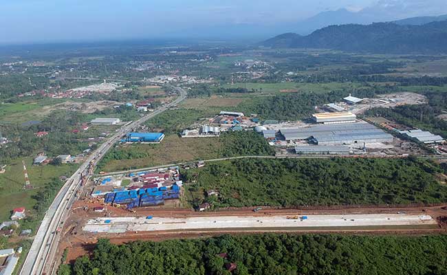 Foto udara pembangunan konstruksi jalan tol Padang - Sicincin di KM 25 Jalan Bypass, Kabupaten Padangpariaman, Sumatera Barat, Senin (3/2/2020). - Antara/Iggoy el Fitra