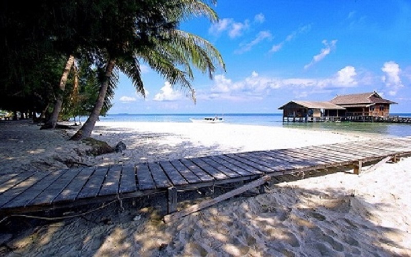 Pantai di Karimunjawa - traveldudes.com