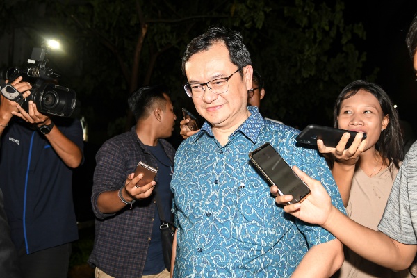 Direktur Utama PT Hanson International Tbk. (MYRX) Benny Tjokrosaputro berjalan meninggalkan gedung bundar Kejaksaan Agung usai diperiksa sebagai saksi di Jakarta, Senin (6/1/2020). - ANTARA FOTO/Nova Wahyudi