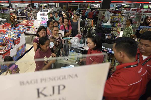 Warga antre membayar belanja perlengkapan sekolah dengan Kartu Jakarta Pintar (KJP) di Toko Buku Gramedia, Pasar Baru, Jakarta, Kamis (30/7). - Antara