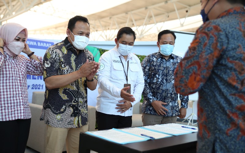 Penandatangan surat pernyataan dukungan pemanfaatan integrasi logistik produk kelautan dan perikanan melalui pemanfaatan Bandarudara Internasional Jawa Barat, Kertajati, Majalengka.