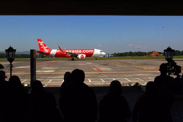 Pesawat Air Asia melintas di Bandara Internasional Adi Sutjipto Yogyakarta, Jumat (4/5/2018). - JIBI/Dwi Prasetya 