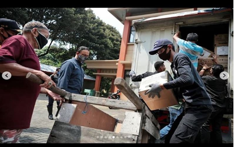 Gubernu DKI Jakarta Anies Baswedan meninjau distribusi bansos untuk warga terdampak pandemi Covid-19 di Jakarta. - Instagram@aniesbaswedan