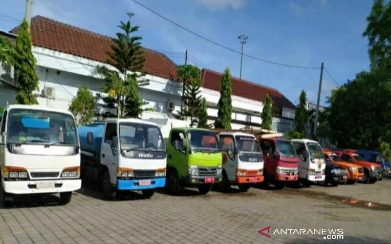 Sejumlah armada truk tangki air siap melakukan dropping air ke daerah kekeringan saat parkir di halaman kantor Badan Penanggulangan Bencana Daerah (BPBD) Kabupaten Boyolali, Jumat (15/10/2021). - Antara/Bambang Dwi Marwoto.