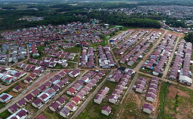 Foto aerial kompleks perumahan bersubsidi di Palembang, Sumatera Selatan, Jumat (31/1/2020). Kementerian Pekerjaan Umum dan Perumahan Rakyat (PUPR) mengalokasikan anggaran perumahan bersubsidi untuk Masyarakat Berpenghasilan Rendah (MBR) melalui Fasilitas Likuiditas Pembiayaan Perumahan (FLPP) sebesar Rp11 triliun untuk 102.500 unit rumah pada 2020. Antara - Nova Wahyudi