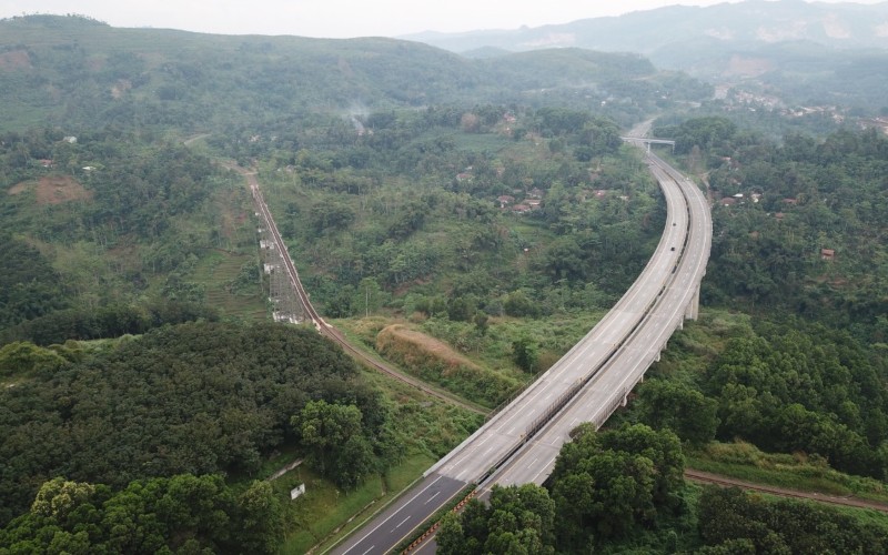 Salah satu jembatan bentang panjang di jalan tol Cipularang, Jawa Barat. Jalan tol yang beroperasi sejak 2005 itu menjadi akses penting bagi konektivitas Jakarta-Bandung. - Jasa Marga 