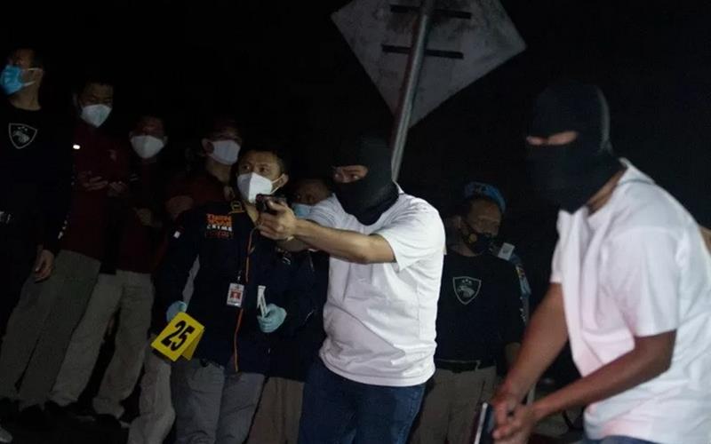 Sejumlah anggota tim penyidik Bareskrim Polri memperagakan adegan saat rekonstruksi kasus penembakan enam anggota laskar Front Pembela Islam (FPI) di Karawang, Jawa Barat, Senin (14/12/2020) dini hari. - Antara
