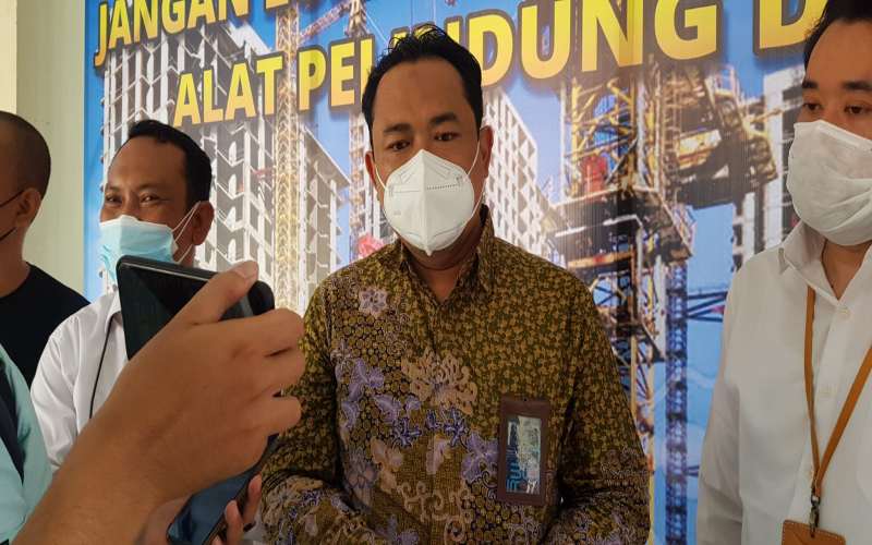 GM Regional Sales III Semen Indonesia, Akhmad Yani Yulianto saat diwawancarai media di Surabaya usai pembukaan Rakor Pelaksaan Tender/Seleksi Dini Wilayah Jatim, Senin (18/10/2021). Peni Widarti - Bisnis