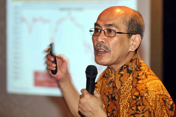 Pengamat Ekonomi Faisal Basri memaparkan materinya pada seminar Prediksi Ekonomi 2018: Economy and Capital Market Outlook 2018 dengan tema At The Crossroad, di Jakarta, Kamis (9/11).  - JIBI/Abdullah Azzam