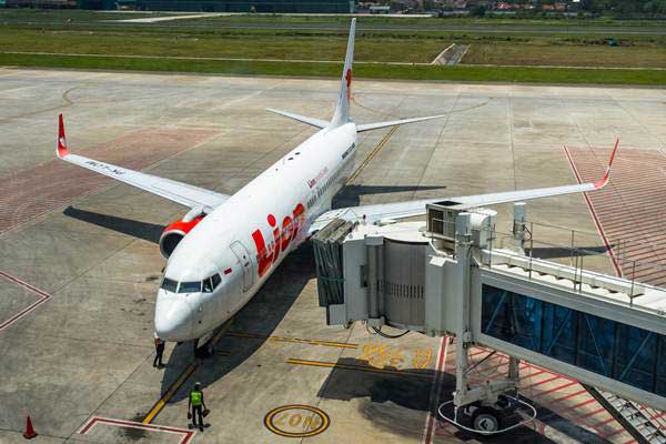 Petugas memeriksa kondisi pesawat terbang jenis Boeing 737 milik maskapai penerbangan Lion Air sebelum terbang di Bandara Internasional Jenderal Ahmad Yani, Semarang, Jawa Tengah, Rabu (31/10/2018). - ANTARA/Aji Styawan