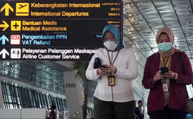 Karyawan menggunakan masker saat beraktivitas di Terminal 3 Keberangkatan Internasional, Bandara Soekarno Hatta, Tangerang, Senin (27/1/2020). Bisnis - Himawan L Nugraha