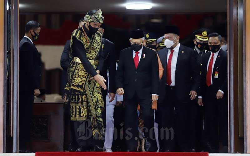 Presiden Joko Widodo diampingi Wakil Presiden Maruf Amin meninggalkan Ruang Rapat Paripurna I, Kompleks Parlemen, Jakarta, Jumat (14/8/2020). Bisnis - Arief Hermawan P