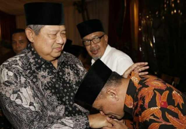 Gatot Nurmantyo mencium tangan Susilo Bambang Yudhoyono - Instagram