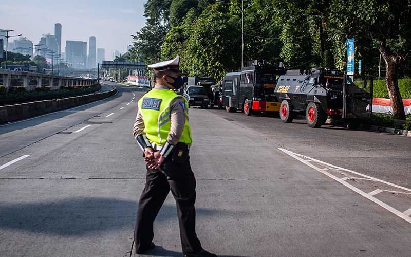 Petugas polisi lalu lintas berjaga di akses jalan menuju kompleks Parlemen saat berlangsungnya Sidang Tahunan MPR dan Sidang Bersama DPR dan DPD di Jakarta, Senin (16/8/2021). ANTARA FOTO - Aprillio Akbar