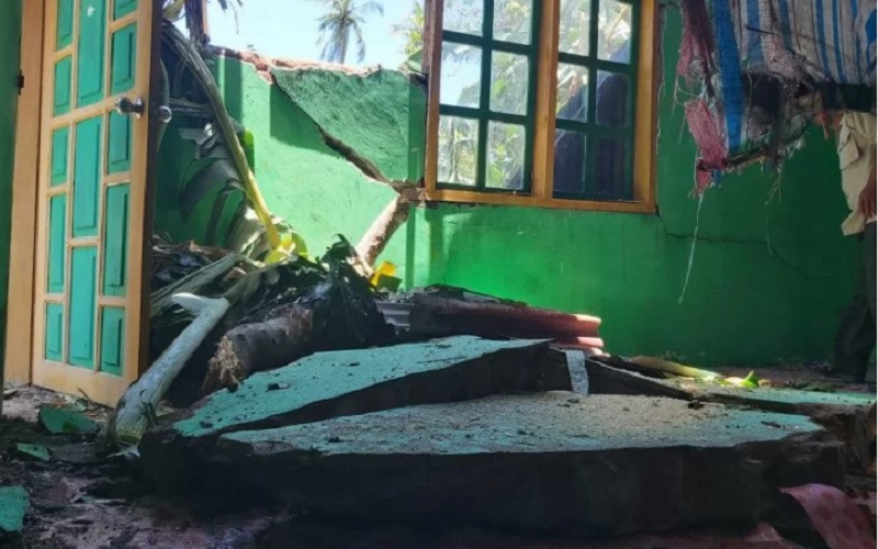 Kondisi rumah warga yang rusak akibat diterjang angin kencang di Sinjai Sulawesi Selatan. - Antara