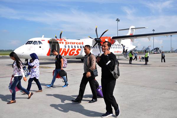 Penumpang pesawat udara berjalan menuju terminal kedatangan saat tiba di Bandara Internasional Kualanamu, Kabupaten Deli Serdang, Sumatra Utara, Senin (14/1/2019)./ANTARA FOTO - Septianda Perdana