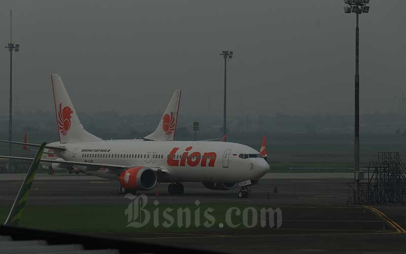Pesawat Lion Air menjadi latar belakang para calon penumpang di Bandara Bandara Internasional Soekarno Hatta, Tangerang, Senin (12/2/2019). Bisnis - Nurul Hidayat