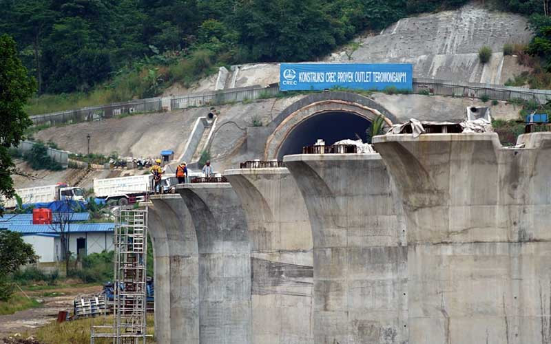 Aktivitas proyek Kereta Cepat Jakarta-Bandung (KCJB) di salah satu tunnel atau terowongan di kawasan Tol Purbaleunyi KM 125, Cibeber, Cimahi Selatan, Jawa Barat, Kamis (2/4/2020). Bisnis - Rachman