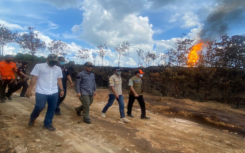 Sekretaris Daerah Kabupaten Musi Banyuasin Apriyadi (tengah) meninjau ledakan sumur minyak ilegal di Kecamatan Sanga Desa. Hingga saat ini kobaran api masih belum padam.  - Istimewa