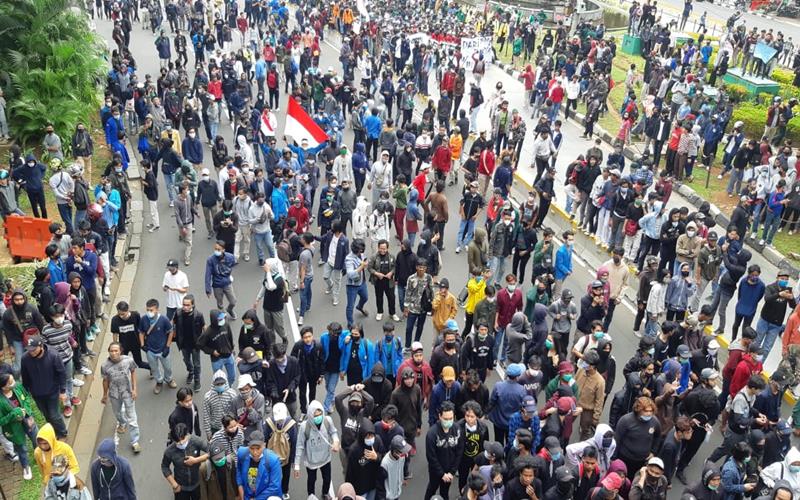 Demo mahasiswa menolak UU Cipta Kerja di dekat Istana, Kamis (8/10/2020). JIBI - Bisnis/Rayful Mudassir