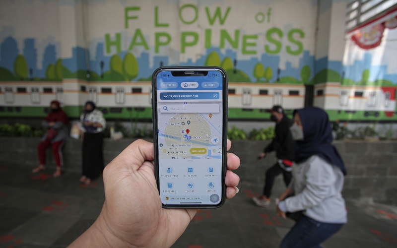 Warga menggunakan aplikasi PeduliLindungi di kawasan Stasiun Sudirman, Jakarta, Sabtu (28/8/2021).  - Antara Foto/Dhemas Reviyanto