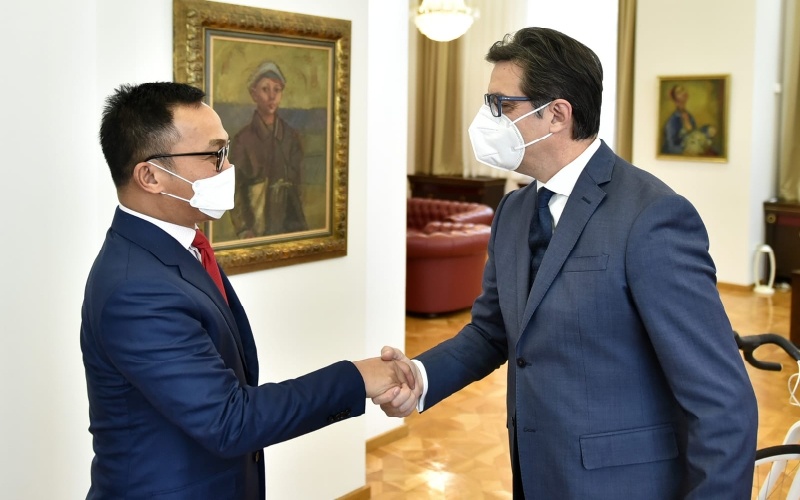 Dubes RI Iwan Bogananta disambut hangat Presiden Makedonia Utara Stevo Pendarovski di Istana Kepresidenan Skopje  -  istimewa