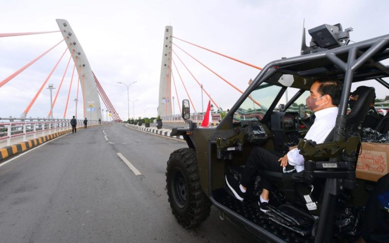  Presiden Joko Widodo atau Jokowi menumpangi Kendaraan taktis (rantis) P6 ATAV V1 saat menuju Jembatan Sei Alalak dari RSUD Dr. H. Moch. Ansari Saleh, Kota Banjarmasin. - Istimewa