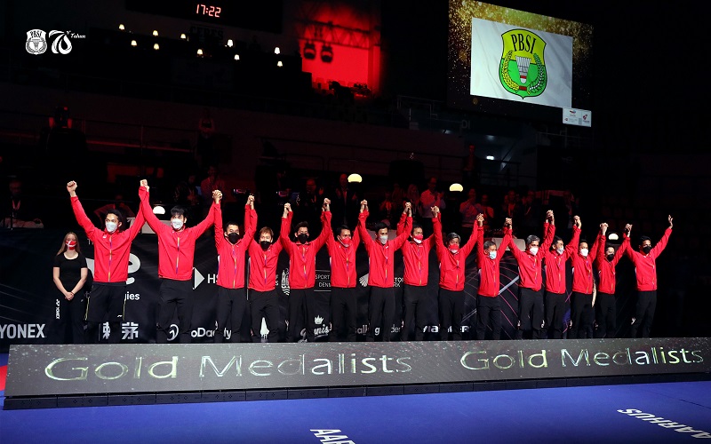 Bendera Merah Putih digantikan bendera PBSI saat Tim Bulu Tangkis Indonesia meraih Piala Thomas 2020 - Twitter INA Badminton