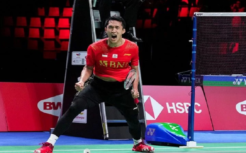 Jonatan Christie dari Indonesia melakukan selebrasi setelah memenangkan pertandingan tunggal putra melawan Li Shifeng Claus dari China pada Badminton - Thomas & Uber Cup - Aarhus, Denmark (17/10/2021). - Antara/Reuters
