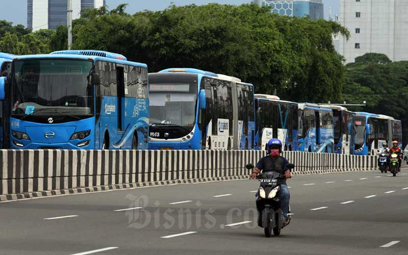 Armada bus Transjakarta mengantre masuk halte Harmoni di Jakarta, Senin (23/3/2020).   - Bisnis/Dedi Gunawan