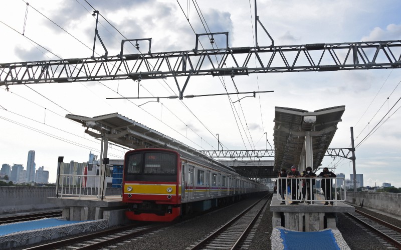 KRL Commuter Line melintas di jalur layang (elevated track) Stasiun Manggarai, Jakarta, Minggu (26/9/2021).  - Antara Foto/Indrianto Eko Suwarso