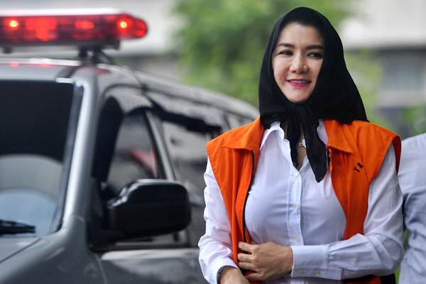 Bupati nonaktif Kutai Kartanegara (Kukar) Rita Widyasari tiba untuk menjalani pemeriksaan di kantor KPK, Jakarta, Kamis (1/2). - ANTARA/Sigid Kurniawan