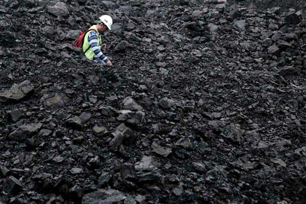 Pekerja beraktivitas di area pertambangan batu bara PT Adaro Indonesia, di Kabupaten Tabalong, Kalimantan Selatan, Selasa (17/10). - JIBI/Nurul Hidayat